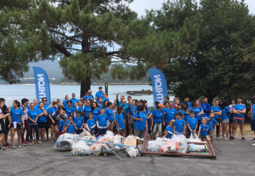 Setenta persoas participan na xornada de voluntariado ambiental para limpar a praia do Testal convocada por Decathlon Santiago